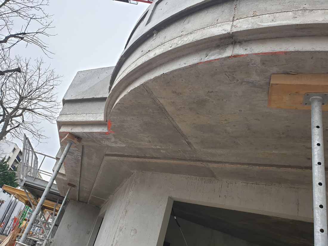 Balcon arrondi en béton, après décoffrage