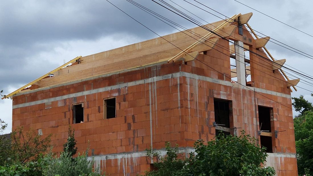 Charpente posée sur une maison R+1 en briques