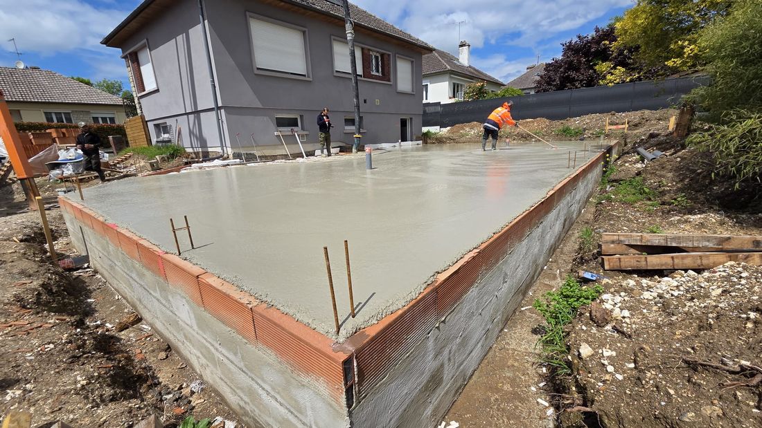 Coulage et réglage d’une dalle béton