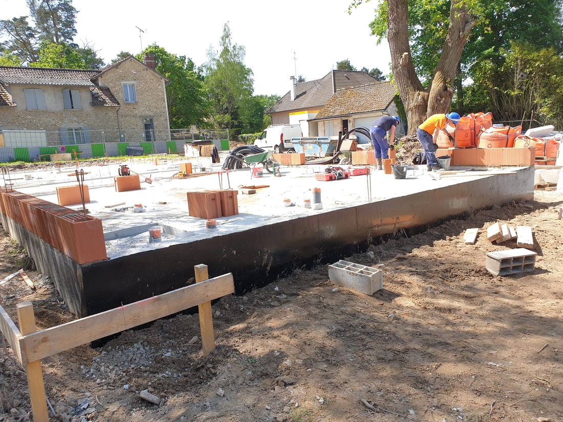 Dalle terminée, démarrage des murs en briques
