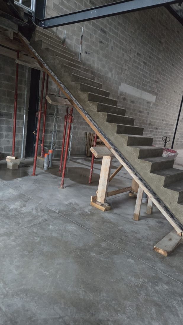 Escalier coulé en place, encore étayé