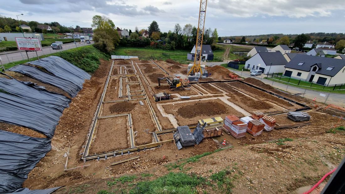 Semelles et longrines coffrées, grue en place