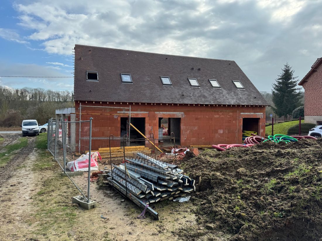 Maison couverte, fenêtres de toit posées