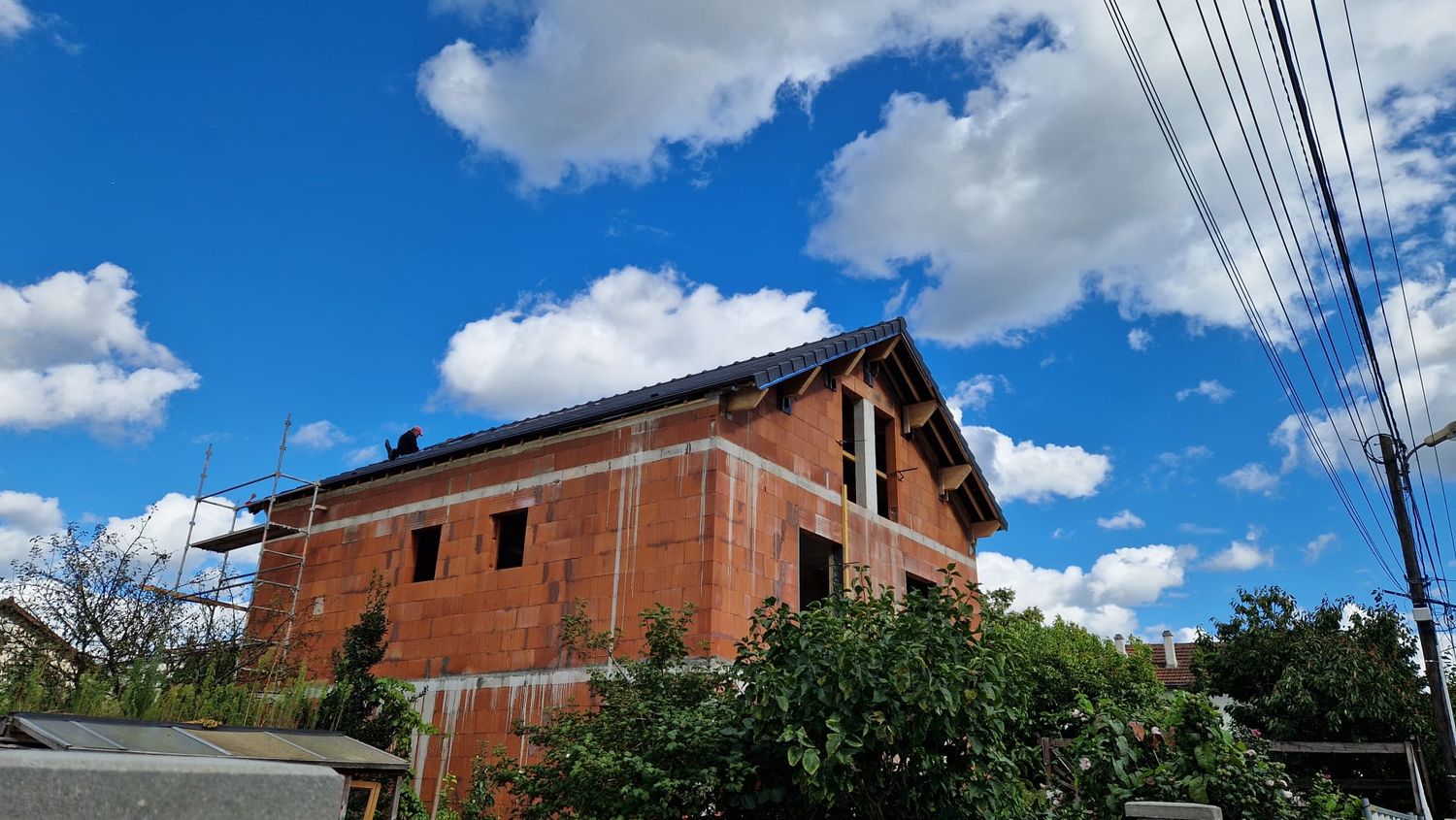 Maison R+1 en briques en cours de couverture, chantier Strucial Construction