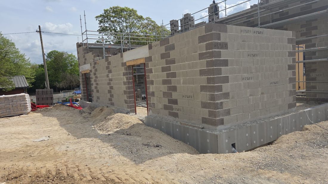 Murs en blocs béton, linteaux et ouvertures étayées
