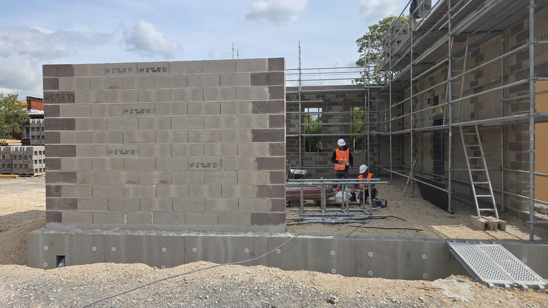 Élévation des murs en blocs, échafaudage en place